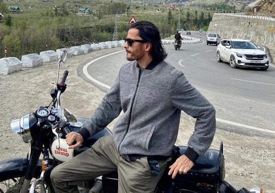 Bollywood Actor Producer Man Singh’s Manali photos are being liked a lot by the Netizens on social media