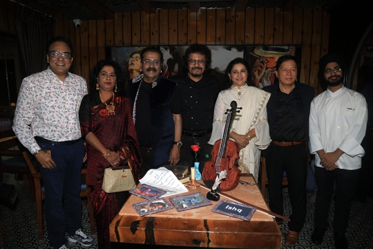 Chef Harneet Jolly Surprises Bickram Ghosh And  Hariharan With Chocolate Violin Sculpture To Celebrate  ISHQ- SONGS  OF LOVE  Album Launch