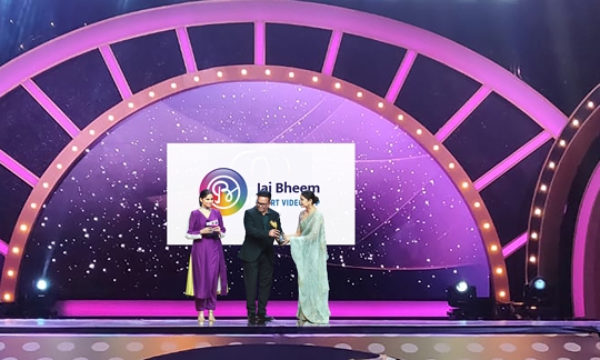 Girish Wankhede CEO of JAI BHEEM Short Video App and Actor Sai Tamhankar gives Best Actress in Web series Mata Sanman 2022 to Actor Anuja Sathe