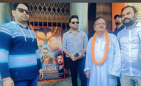 आशीष सिंह बंटी, निर्माता प्रहलाद दास गुप्ता की भोजपुरी फिल्म ‘आंखें’ के प्रिमियर में दिखा लोगों का हुजूम