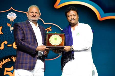 अनूप जलोटा ने बाँधे सुरों के मनके, बहार-ए-उर्दू 2025 का भव्य समापन डोम एसवीपी स्टेडियम में