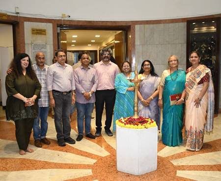 “Florals & Forms” A Group Exhibition Of Paintings By Sudha Barshikar, Nanda Pathak, Sohnal V. Saxena, Janhavi Bhide In Jehangir Art Gallery